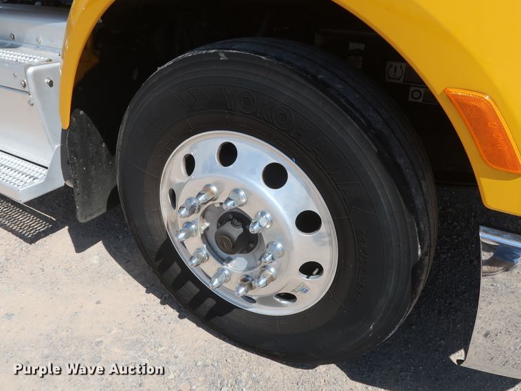 image for item HA9110 2016 Peterbilt 379  semi truck