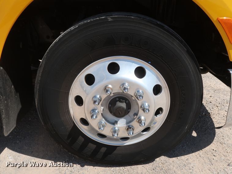 image for item HA9110 2016 Peterbilt 379  semi truck