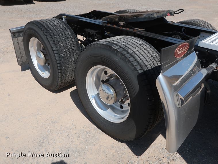 image for item HA9110 2016 Peterbilt 379  semi truck