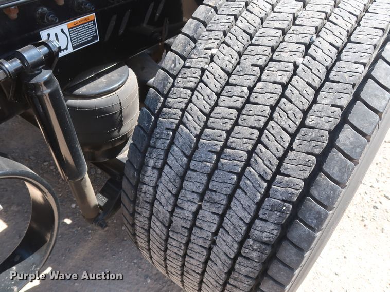 image for item HA9110 2016 Peterbilt 379  semi truck