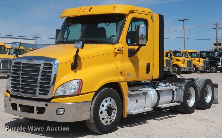 image for item HA9111 2014 Freightliner Cascadia 125  semi truck