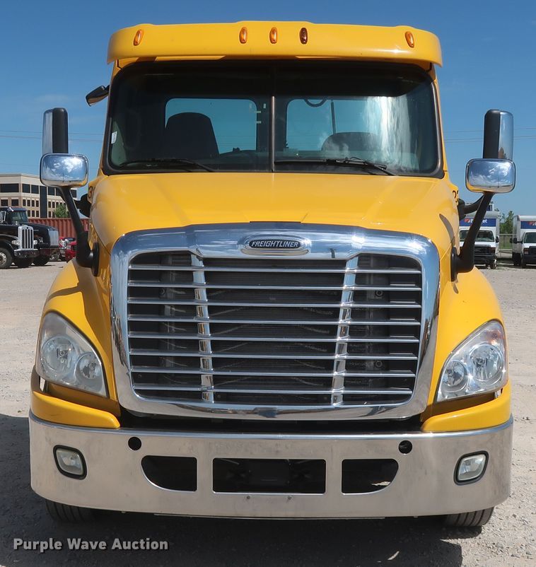 image for item HA9111 2014 Freightliner Cascadia 125  semi truck