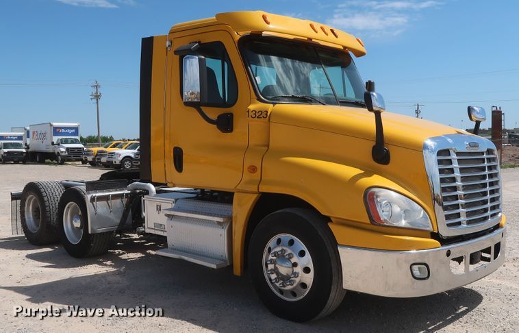 image for item HA9111 2014 Freightliner Cascadia 125  semi truck