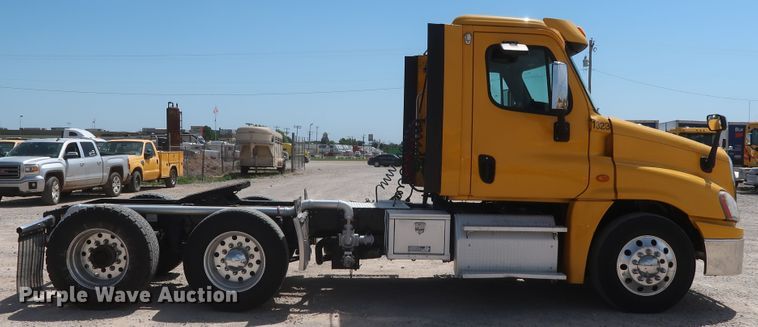 image for item HA9111 2014 Freightliner Cascadia 125  semi truck