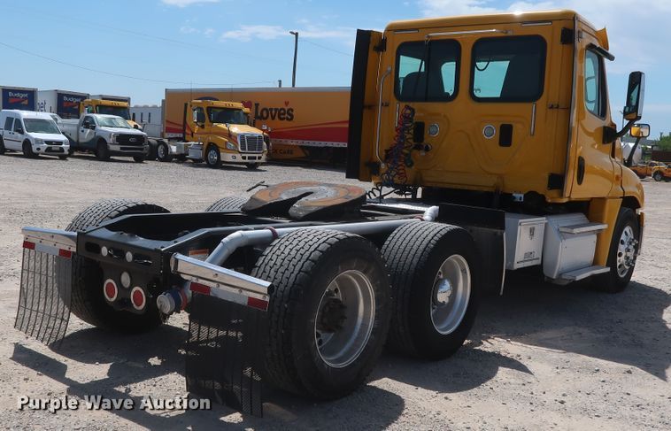 image for item HA9111 2014 Freightliner Cascadia 125  semi truck