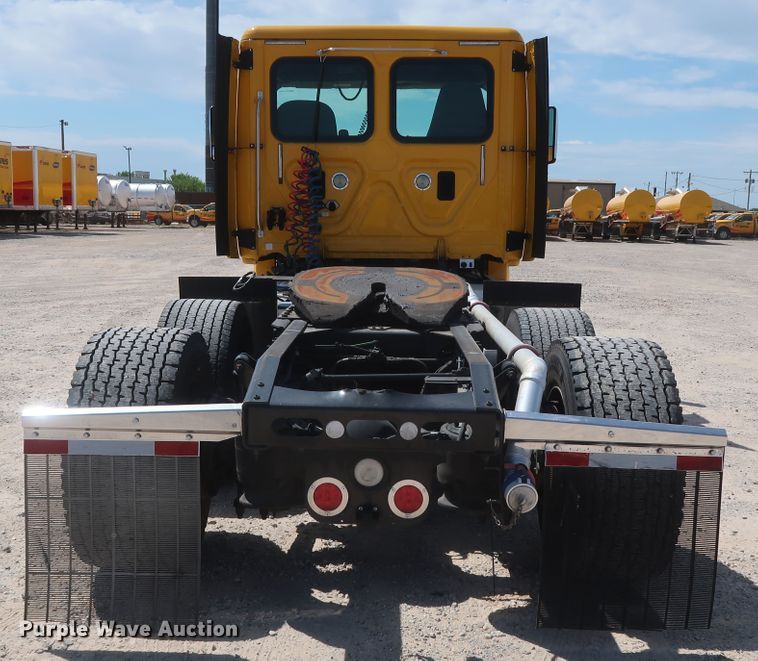 image for item HA9111 2014 Freightliner Cascadia 125  semi truck