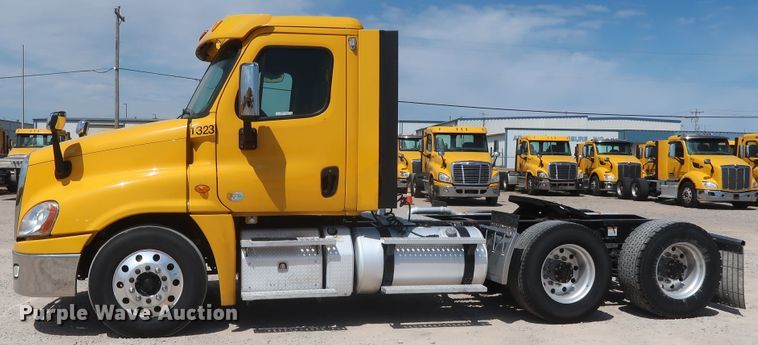 image for item HA9111 2014 Freightliner Cascadia 125  semi truck