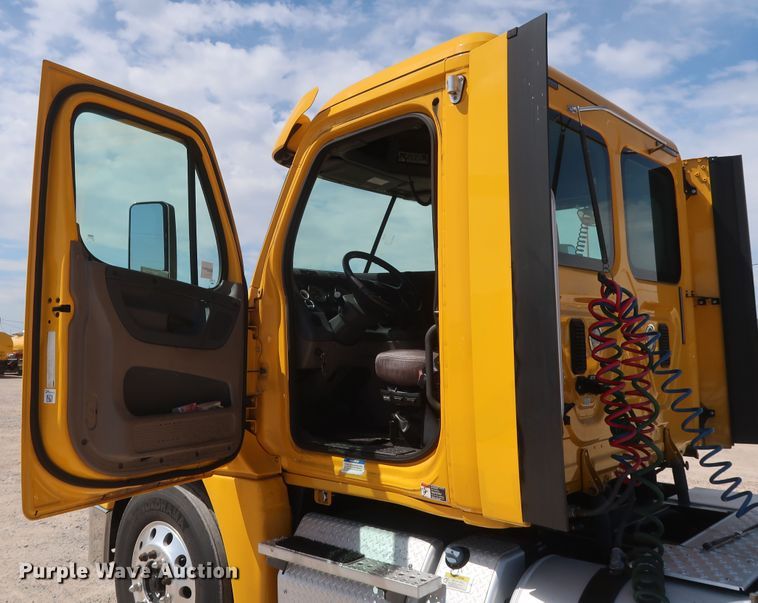 image for item HA9111 2014 Freightliner Cascadia 125  semi truck