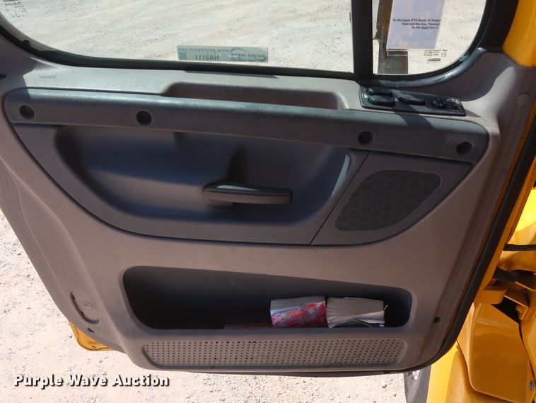 image for item HA9111 2014 Freightliner Cascadia 125  semi truck