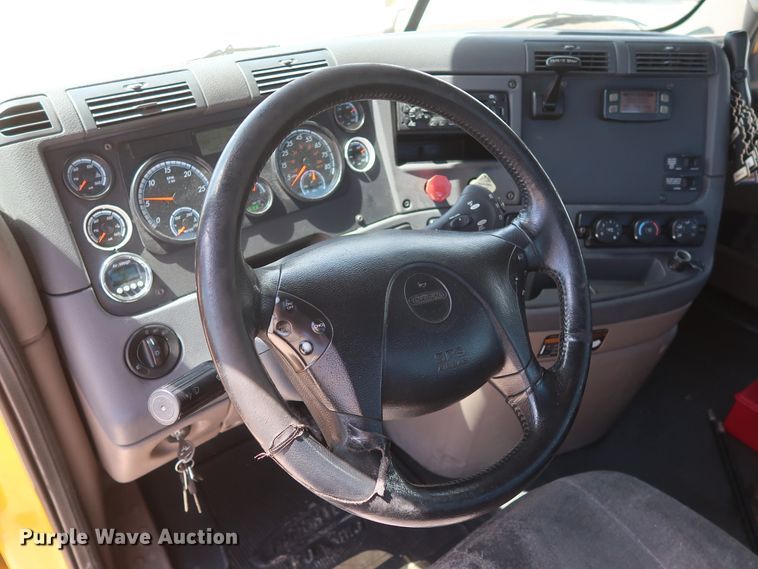 image for item HA9111 2014 Freightliner Cascadia 125  semi truck