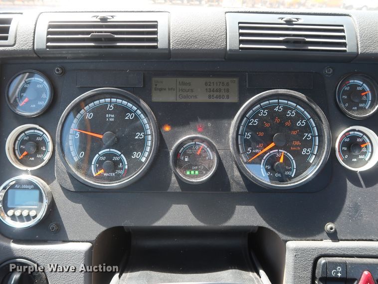 image for item HA9111 2014 Freightliner Cascadia 125  semi truck