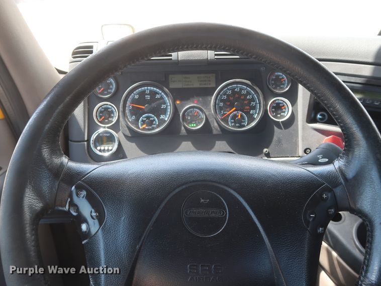 image for item HA9111 2014 Freightliner Cascadia 125  semi truck