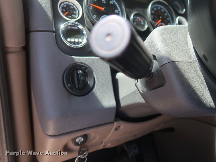 image for item HA9111 2014 Freightliner Cascadia 125  semi truck