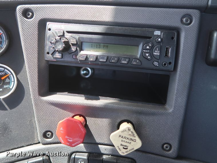 image for item HA9111 2014 Freightliner Cascadia 125  semi truck