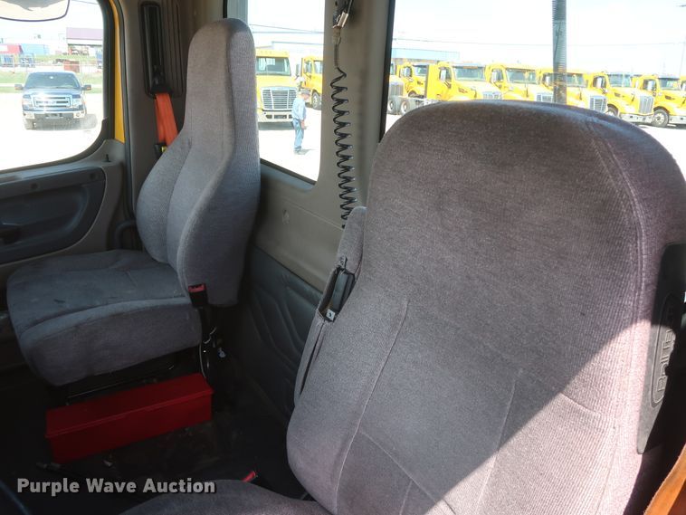 image for item HA9111 2014 Freightliner Cascadia 125  semi truck