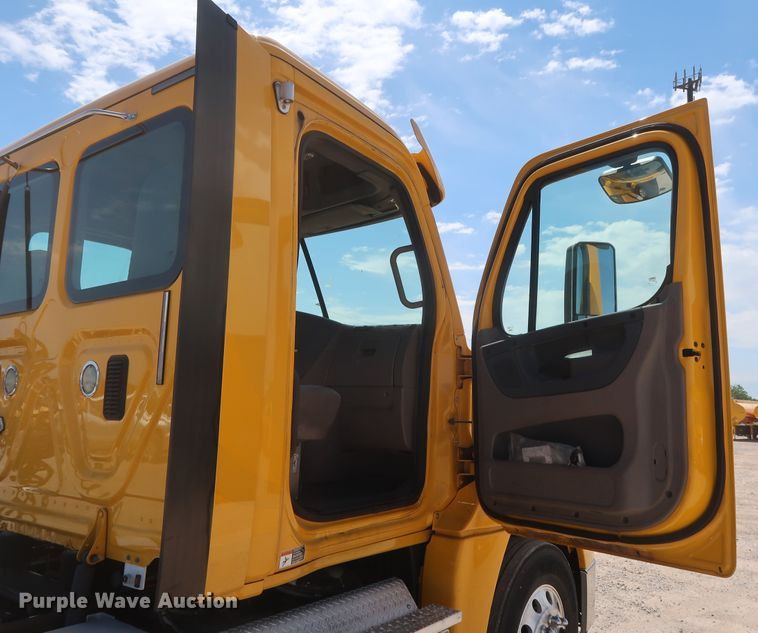 image for item HA9111 2014 Freightliner Cascadia 125  semi truck