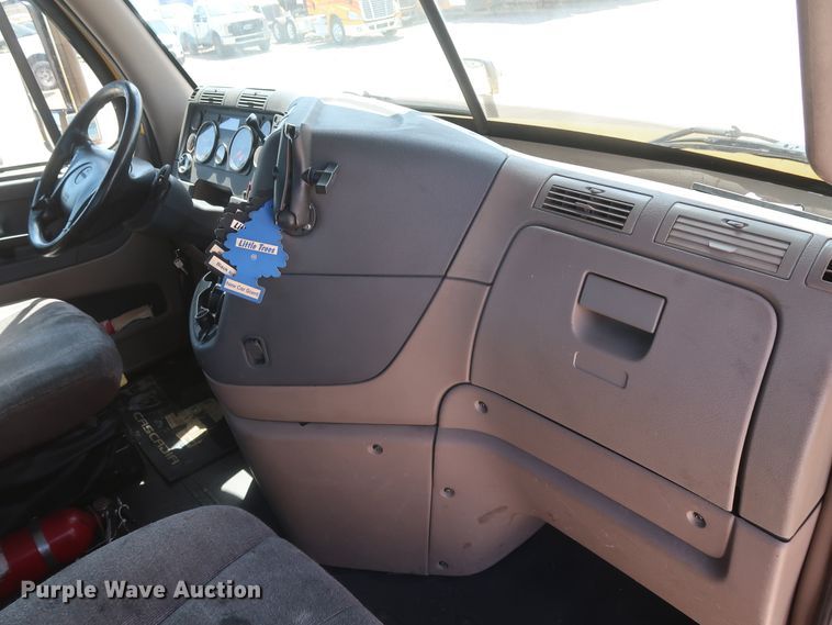 image for item HA9111 2014 Freightliner Cascadia 125  semi truck