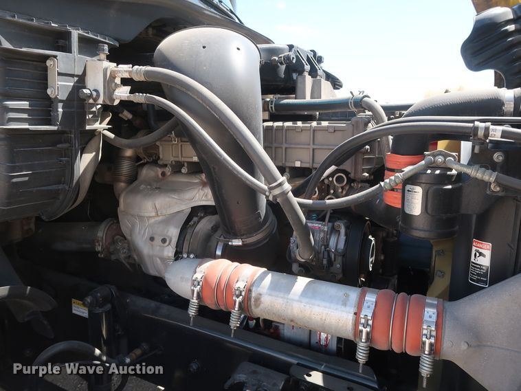 image for item HA9111 2014 Freightliner Cascadia 125  semi truck