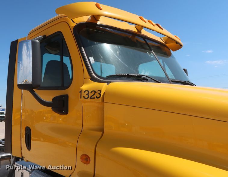 image for item HA9111 2014 Freightliner Cascadia 125  semi truck