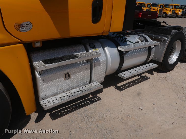 image for item HA9111 2014 Freightliner Cascadia 125  semi truck