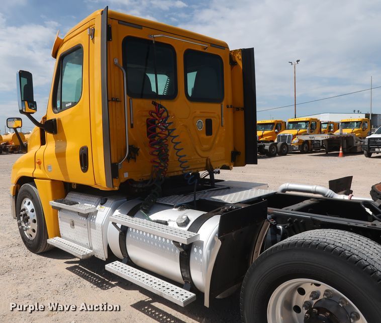 image for item HA9111 2014 Freightliner Cascadia 125  semi truck