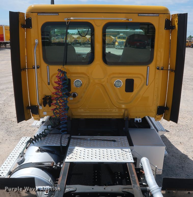 image for item HA9111 2014 Freightliner Cascadia 125  semi truck