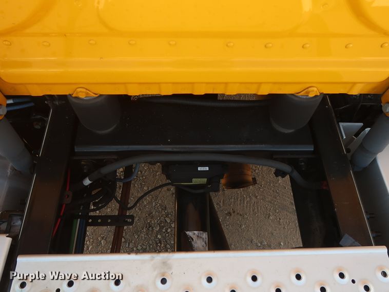 image for item HA9111 2014 Freightliner Cascadia 125  semi truck