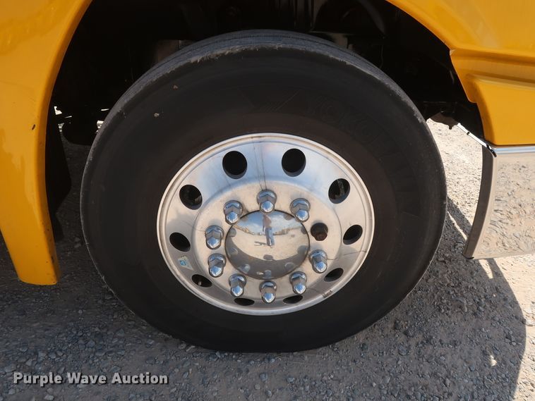 image for item HA9111 2014 Freightliner Cascadia 125  semi truck