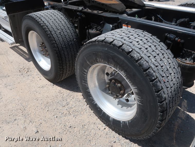 image for item HA9111 2014 Freightliner Cascadia 125  semi truck