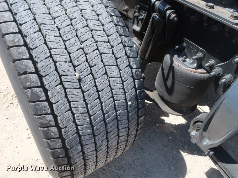 image for item HA9111 2014 Freightliner Cascadia 125  semi truck