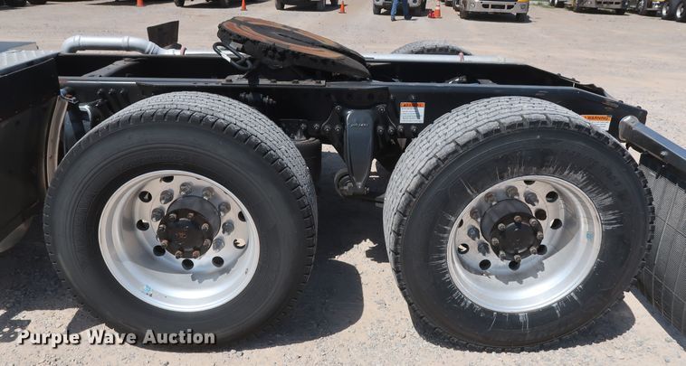 image for item HA9111 2014 Freightliner Cascadia 125  semi truck