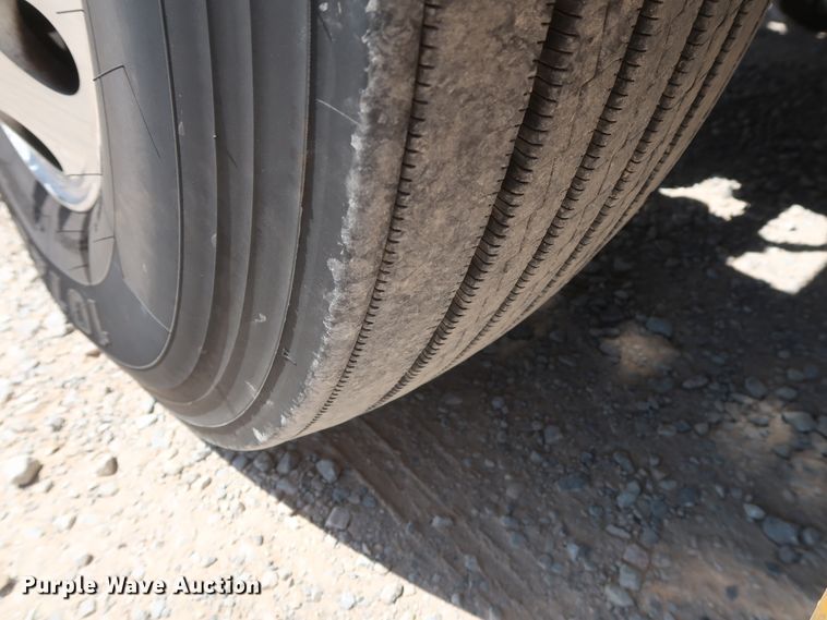 image for item HA9111 2014 Freightliner Cascadia 125  semi truck