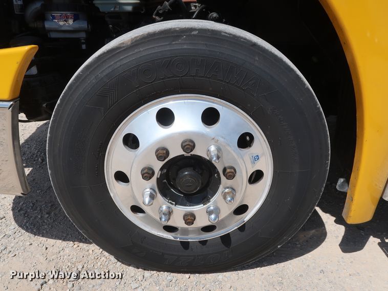 image for item HA9111 2014 Freightliner Cascadia 125  semi truck