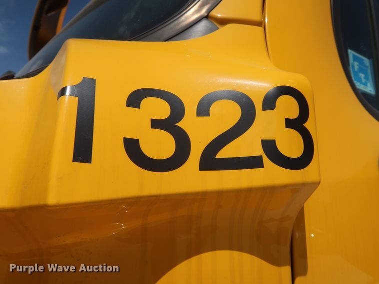 image for item HA9111 2014 Freightliner Cascadia 125  semi truck