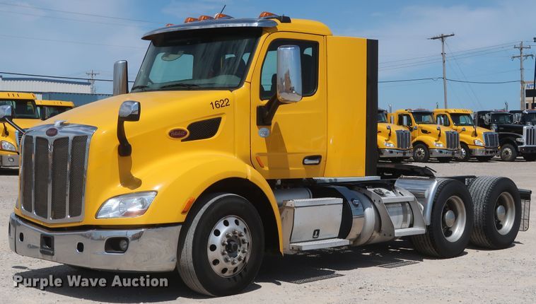 image for item HA9112 2016 Peterbilt 579  semi truck