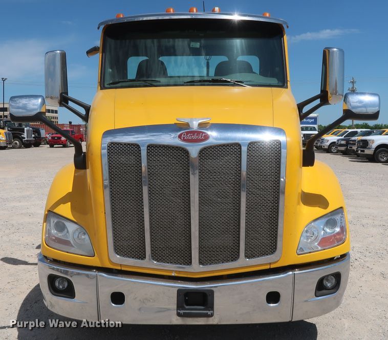 image for item HA9112 2016 Peterbilt 579  semi truck