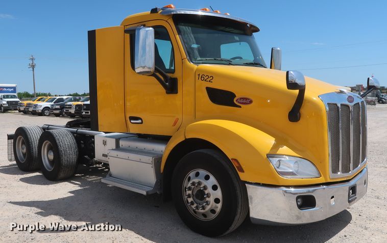 image for item HA9112 2016 Peterbilt 579  semi truck