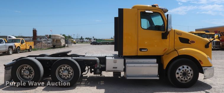 image for item HA9112 2016 Peterbilt 579  semi truck