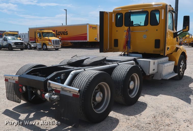 image for item HA9112 2016 Peterbilt 579  semi truck