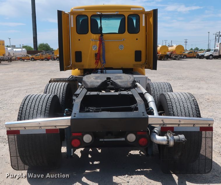 image for item HA9112 2016 Peterbilt 579  semi truck