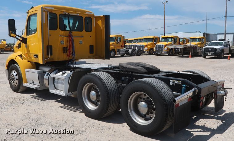 image for item HA9112 2016 Peterbilt 579  semi truck