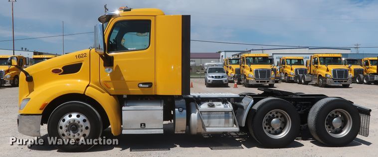 image for item HA9112 2016 Peterbilt 579  semi truck