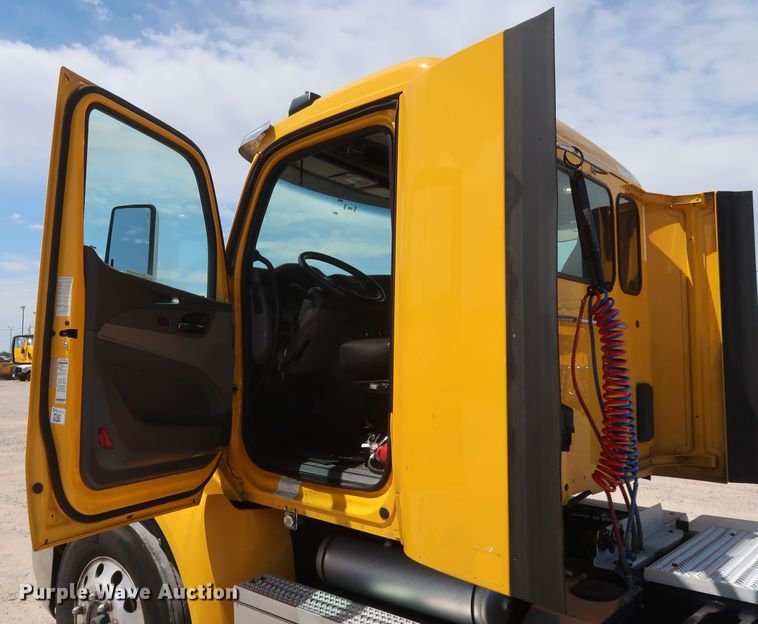 image for item HA9112 2016 Peterbilt 579  semi truck