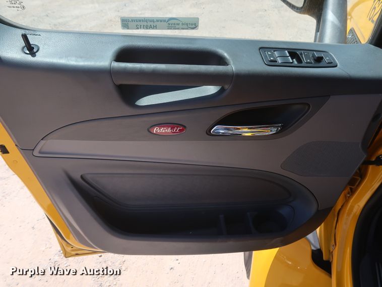 image for item HA9112 2016 Peterbilt 579  semi truck