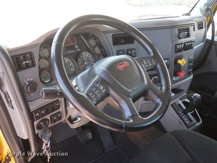 image for item HA9112 2016 Peterbilt 579  semi truck