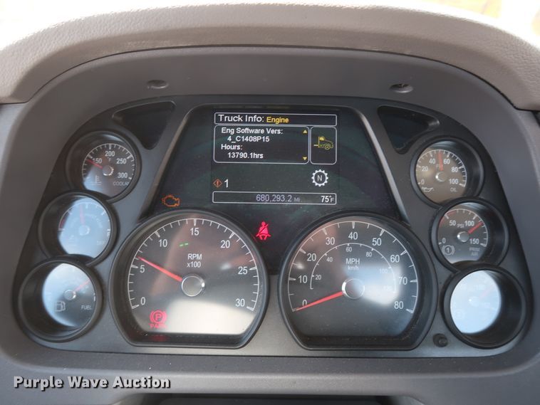 image for item HA9112 2016 Peterbilt 579  semi truck