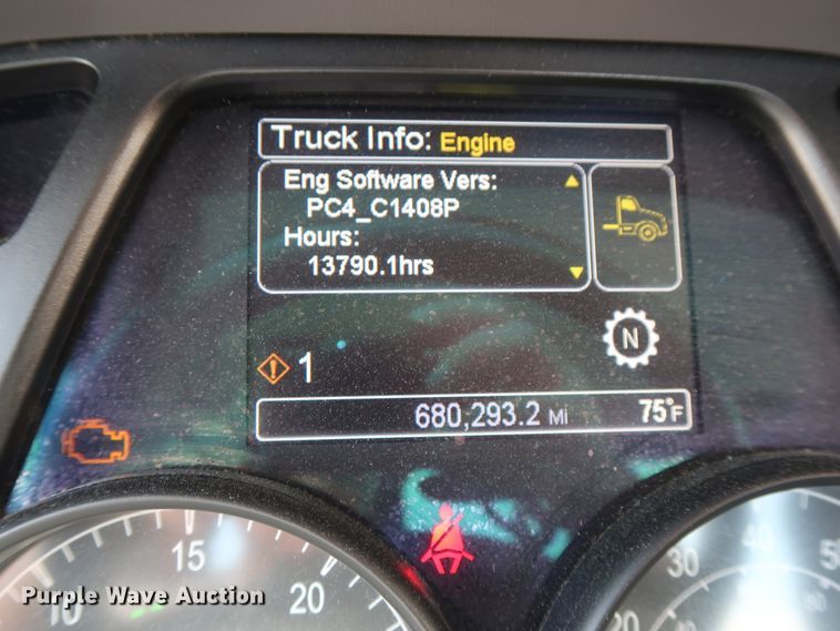 image for item HA9112 2016 Peterbilt 579  semi truck