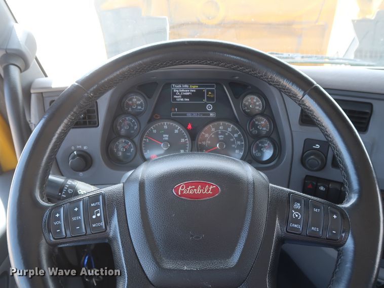 image for item HA9112 2016 Peterbilt 579  semi truck