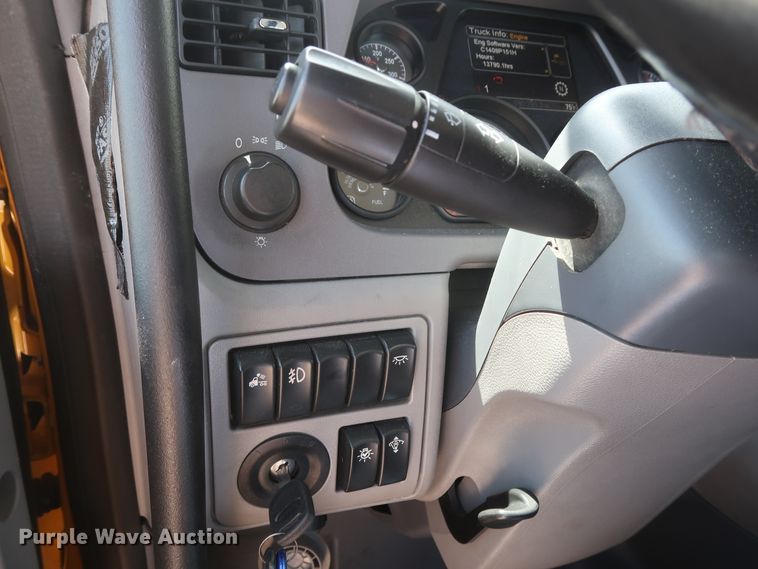 image for item HA9112 2016 Peterbilt 579  semi truck