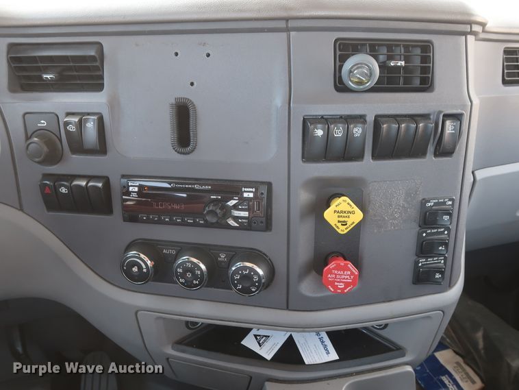 image for item HA9112 2016 Peterbilt 579  semi truck